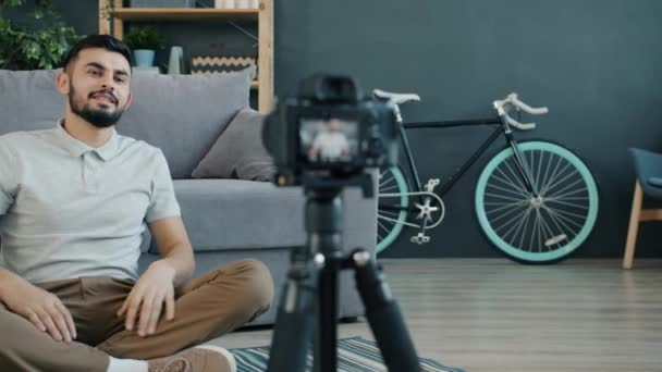 Atractivo chico de Oriente Medio grabación de vídeo para internet vlog utilizando la cámara en casa — Vídeos de Stock