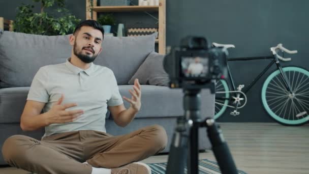 Langsom bevegelse av munter arabisk mann vlogger opptak med kamera for vlog i sosiale medier – stockvideo