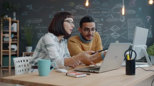 Gemengde race business team man en vrouw praten in kantoor op zoek naar laptop scherm — Stockvideo