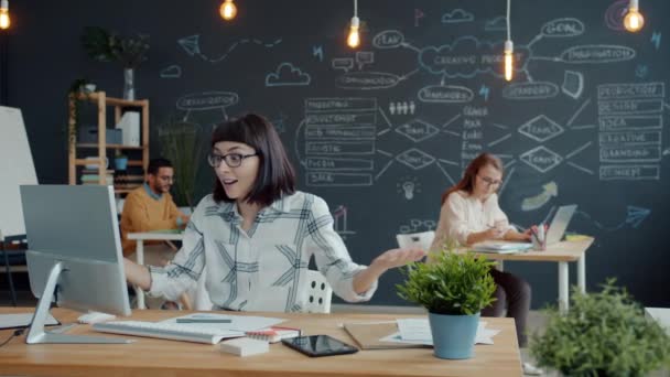 Jeune femme d'affaires exprimant son bonheur pour les bonnes nouvelles au bureau tandis que ses collègues applaudissent — Video