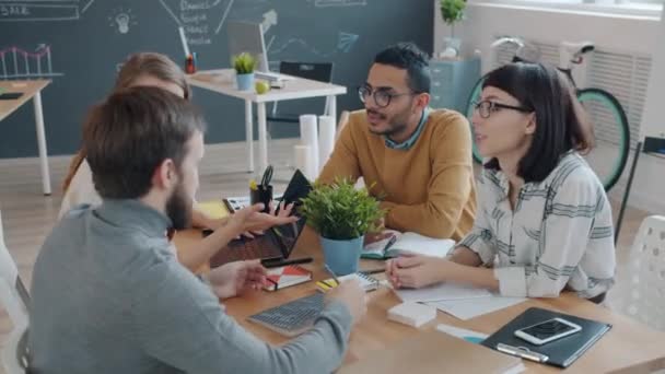 Groupe multi-ethnique de personnes qui parlent et rient dans un bureau créatif partagé — Video