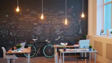 Tahta duvarlı, modern mobilyalı ve ışıklı güzel bir çatı katı tarzı ofis.