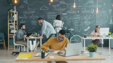 Ortak ofis yazma ve dizüstü bilgisayarla yazı yazma konusunda çalışan Arap 'ın zoom zamanındaki gecikmesi