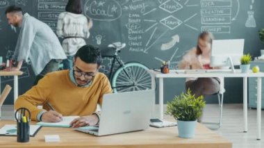 Bir grup insanla aynı ofiste çalışan Afro-Amerikalı işadamının zaman aşımı