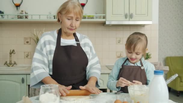 Feliz abuela madura hornear con la nieta y divertirse con el niño riendo — Vídeos de Stock