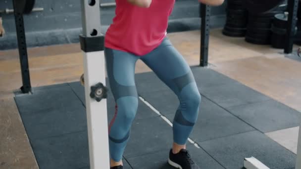 Atraente jovem loira agachando com barbell no treinamento ginásio sozinho curtindo treino — Vídeo de Stock