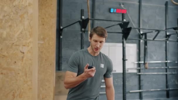 Trener osobisty uczy młodą kobietę, która rzuca ciężką piłką i przysiada podczas treningu crossfit — Wideo stockowe