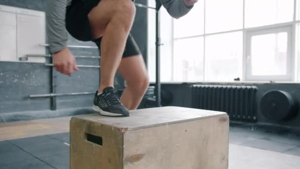 Trage beweging van sporter doen crossfit oefenbox springen in moderne fitnessruimte — Stockvideo