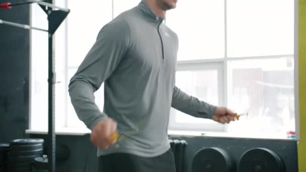 Luta ner slow motion av idrottsman hoppa med hopprep i modernt gym — Stockvideo