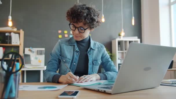 Krásná podnikatelka plánování práce psaní v notebooku v kreativní kanceláři — Stock video