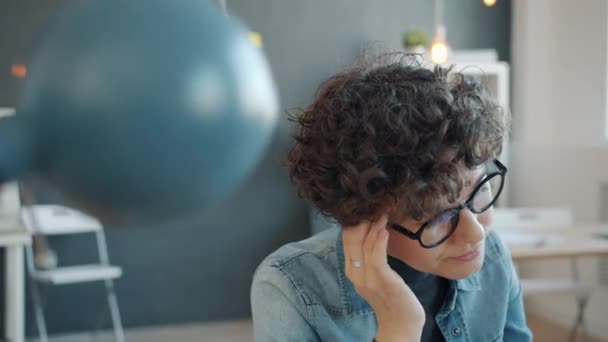 職場で頭痛を感じる若い女性のマッサージ寺院オフィスワーカー — ストック動画