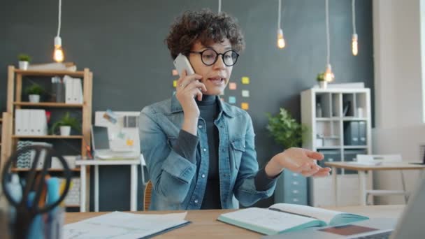 Cámara lenta de chica loca gritando en el teléfono móvil en el trabajo discutiendo el problema de negocios — Vídeo de stock