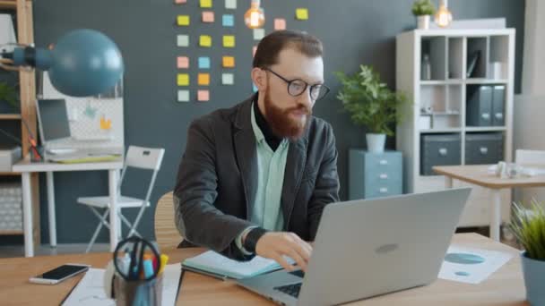 Affärsman som använder bärbar dator sedan känner sig missnöjd med arbetsresultat och lämnar arbetsplatsen — Stockvideo