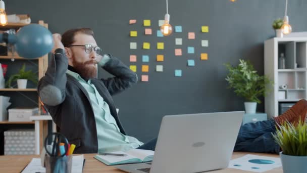 Hombre inteligente hombre de negocios pensando y luego escribir la idea de encontrar una solución de trabajo en la oficina solo — Vídeo de stock