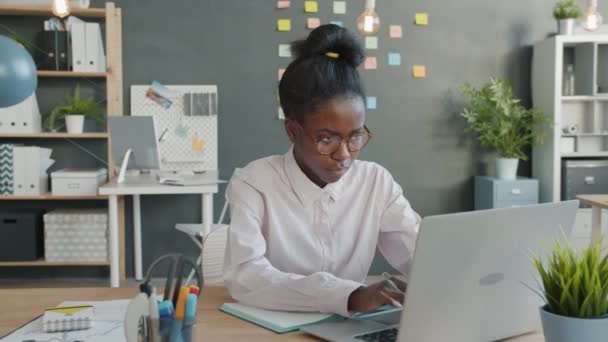 Olycklig ung kvinna som använder bärbar dator och sedan stänger av enheten och lämnar ge upp projektet — Stockvideo