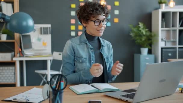 Donna d'affari che parla online fare videochiamate con il computer portatile da ufficio creativo — Video Stock