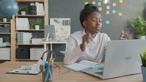 Εξαντλημένη Αφρο-αμερικανική γυναίκα χρησιμοποιώντας φορητό υπολογιστή αγγίζοντας το κεφάλι αίσθημα κόπωσης και στρες — Αρχείο Βίντεο