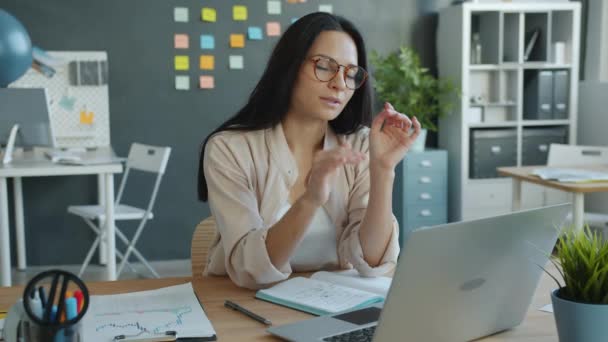 Donna d'affari stanca di toccare la testa che soffre di mal di testa sul posto di lavoro lavorando con il computer portatile — Video Stock