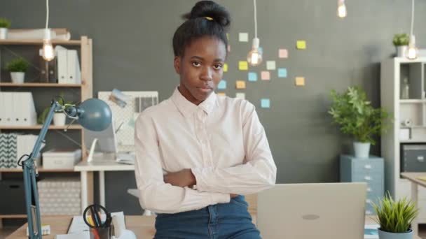 真剣な顔で事務所に立つ自信に満ちた若い混合人種の実業家の肖像 — ストック動画