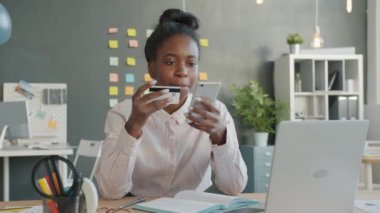 Akıllı telefon kartı kullanan melez kadının yavaş çekimde başarılı olması.