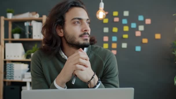 Retrato de un hombre árabe serio trabajador de oficina pensando en negocios sentado en el escritorio de la computadora — Vídeo de stock