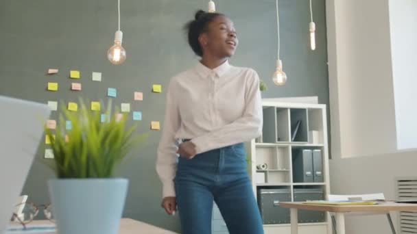 Cámara lenta de chica feliz bailando en el lugar de trabajo divirtiéndose en la oficina creativa — Vídeos de Stock