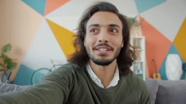 Zpomalený portrét pohledného Araba, jak se dívá na kameru, jak mluví a ukazuje gesto ruky — Stock video