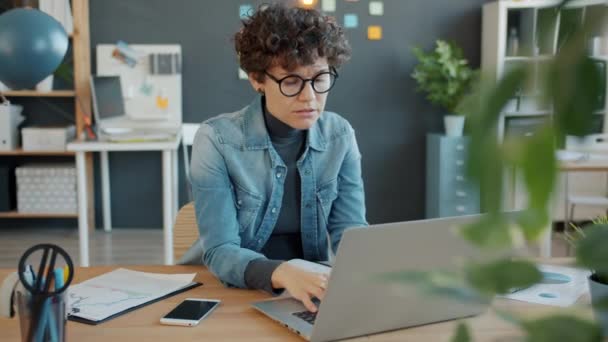 Stresszes fiatal nő dolgozik laptop majd érzés fejfájás fogdossa fej asztalnál a munkahelyen — Stock videók