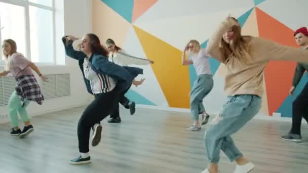 Veselí muži a ženy tančí hip-hop tance v moderním studiu baví — Stock video