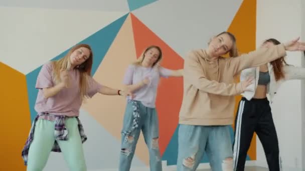Αργή κίνηση όμορφων νεαρών γυναικών που χορεύουν σε στούντιο χορού μαθαίνοντας δημιουργικές κινήσεις — Αρχείο Βίντεο