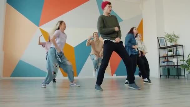 Kreativ ungdom dansar tillsammans under aktiv i modern studio — Stockvideo