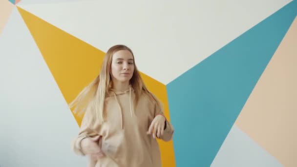 Mignon adolescent fille danse dans danse école dancehall sourire en regardant caméra — Video