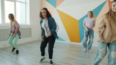Mutlu adam ve kız profesyonel dansçılar modern stüdyoda hip-hop hareketleri eğitiyorlar.