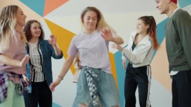 Hip-hop sınıfında dans eden yaratıcı genç öğrenciler birlikte eğleniyorlar.