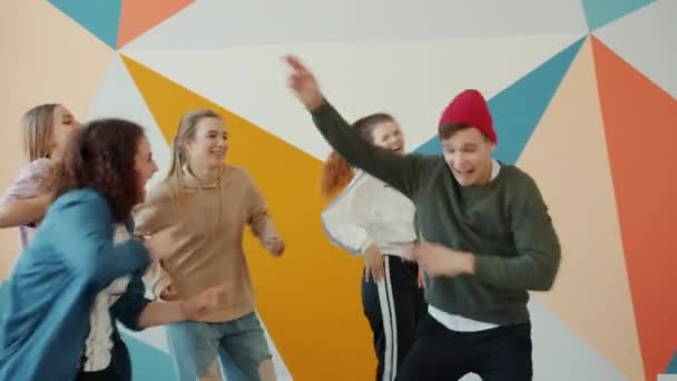 Vreugdevolle tieners mannelijke en vrouwelijke dansen en lachen in moderne dansstudio — Stockvideo