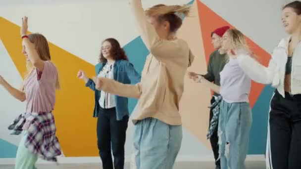 Jovens artistas treinando movimentos praticantes olhando para o professor e repetindo dança — Vídeo de Stock