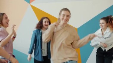 Hip-hop dans merkezinde dans eden dikkatsiz gençler.