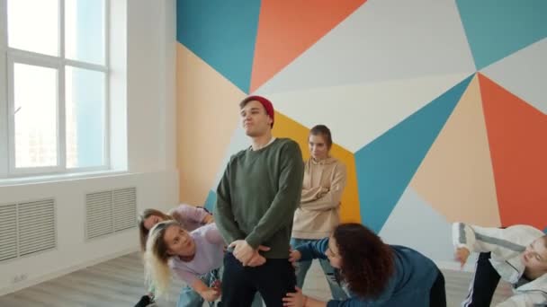 Oddálit kreativní tanečníky při představení moderního tance během tréninku ve studiu — Stock video