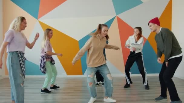 Movimiento lento de la juventud creativa bailando en el estudio de danza practicando movimientos — Vídeo de stock