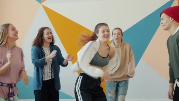 Ubekymrede unge dansere nyder dans praksis udfører latter og klappe hænder i studiet – Stock-video