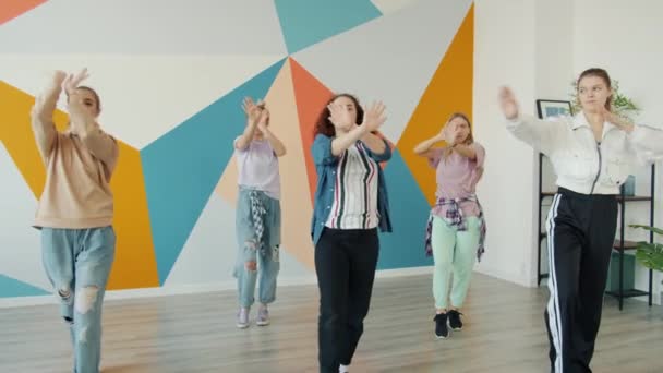 Grupo de jóvenes estudiantes que realizan danza moderna en estudio — Vídeos de Stock