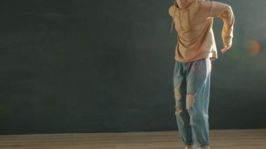 Modern sanat stüdyosunda dans eden çekici genç bayan portresi yalnız hareket ediyor.