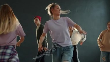 Dans okulu öğrencileri aydınlanmış karanlık odada modern gösteri yapıyorlar.