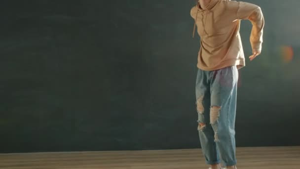 Portret atrakcyjnej młodej damy tańczącej w nowoczesnym studio sztuki poruszającej się samotnie — Wideo stockowe