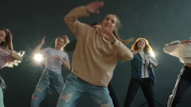 Bir grup yetenekli dansçı sahnede dans ediyor.
