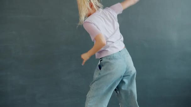 Wolny ruch słodkie blondynka taniec na szary twerking twerking wewnątrz — Wideo stockowe