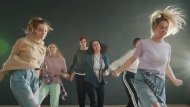 Dans pratiği yapan genç dansçıların portresi. Sonra birlikte durup kameraya bakıyorlar.