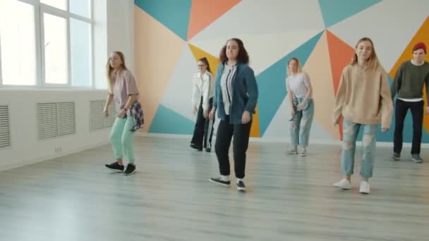 Jóvenes felices bailando en dancehall moviendo cuerpos y sonriendo — Vídeo de stock