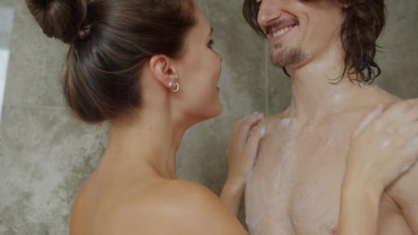 Девушка и парень, любящие мыться в душе вместе, выражая любовь — стоковое видео
