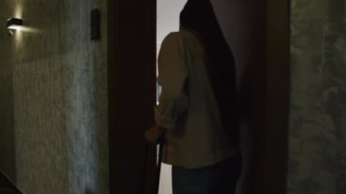 Bavulları olan mutlu çift otel odasına giriyor, sarılıp öpüşüyor ve tatilin tadını çıkarıyor.
